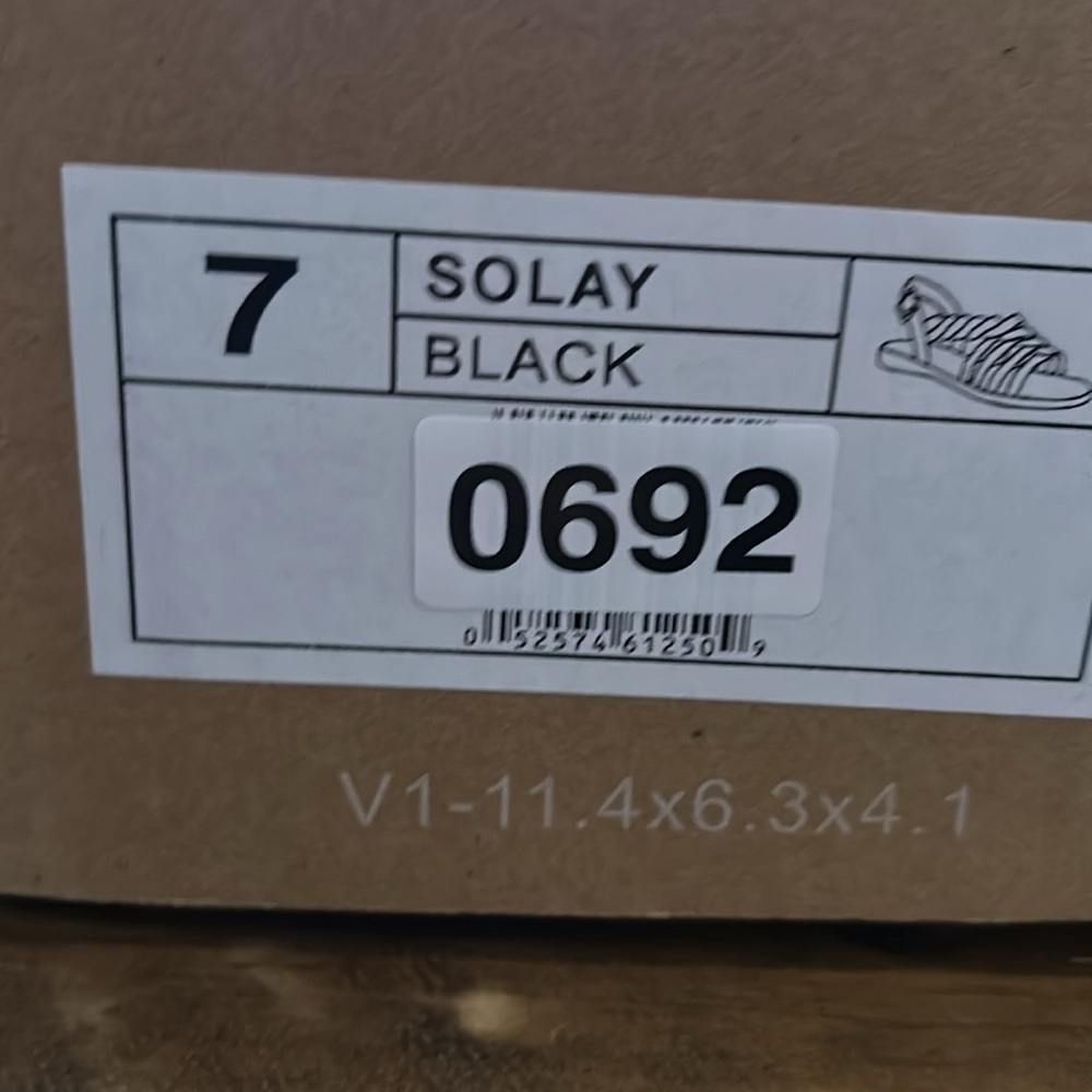 Journee Collection Solay Sandal Size 7 - Picture 11 of 11